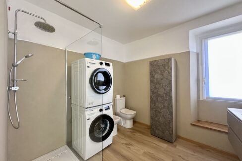 Casa Ristrutturata Dongo con Balconi