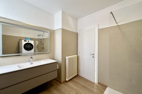 Casa Ristrutturata Dongo con Balconi