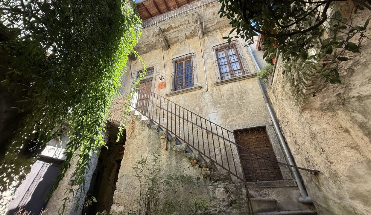 Tremezzo Porzione di Casa da Ristrutturare con Vista Lago 1