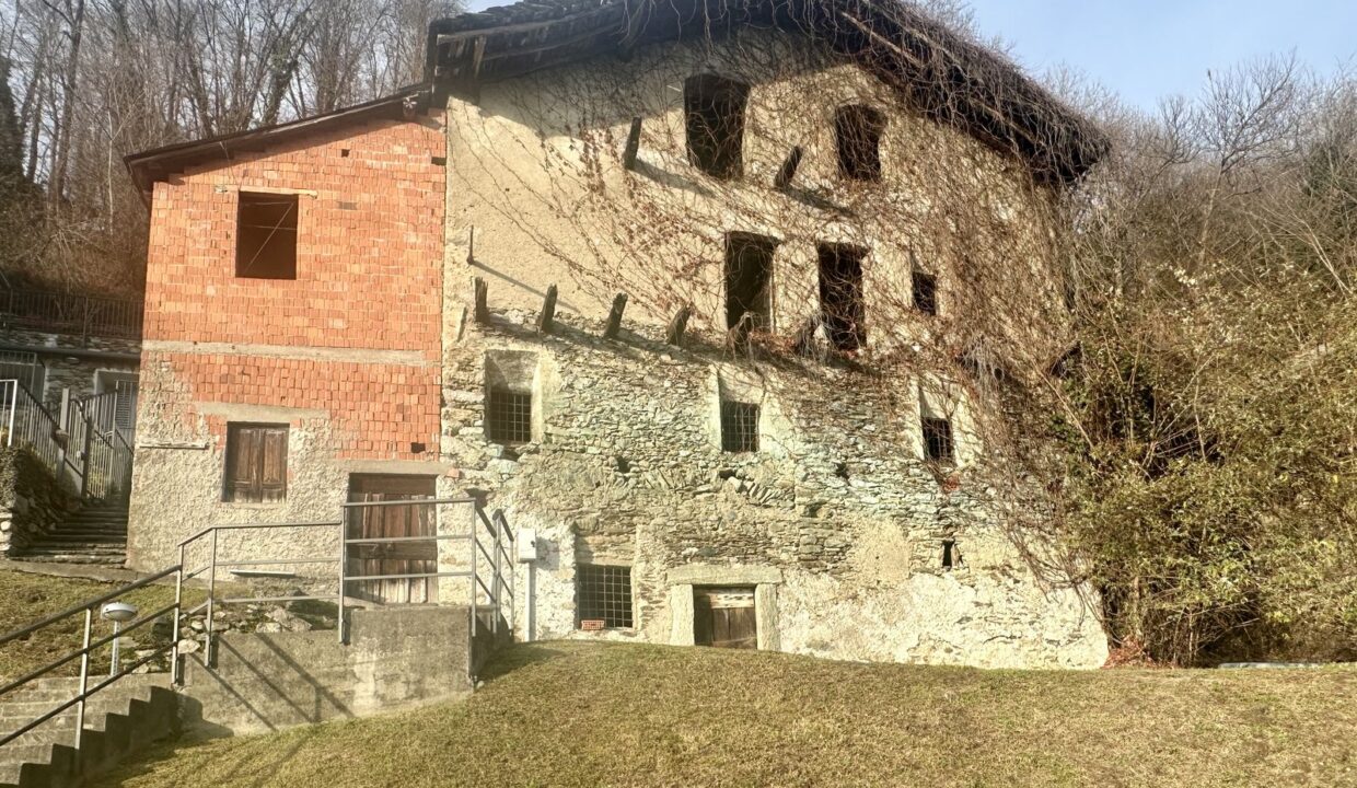 Rustici Indipendenti Gravedona ed Uniti con Terreno