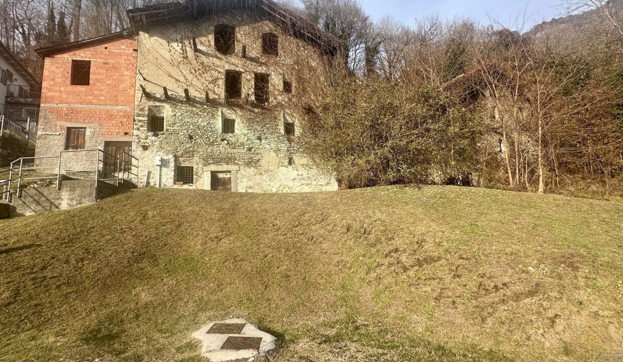 Rustici Indipendenti Gravedona ed Uniti con Terreno