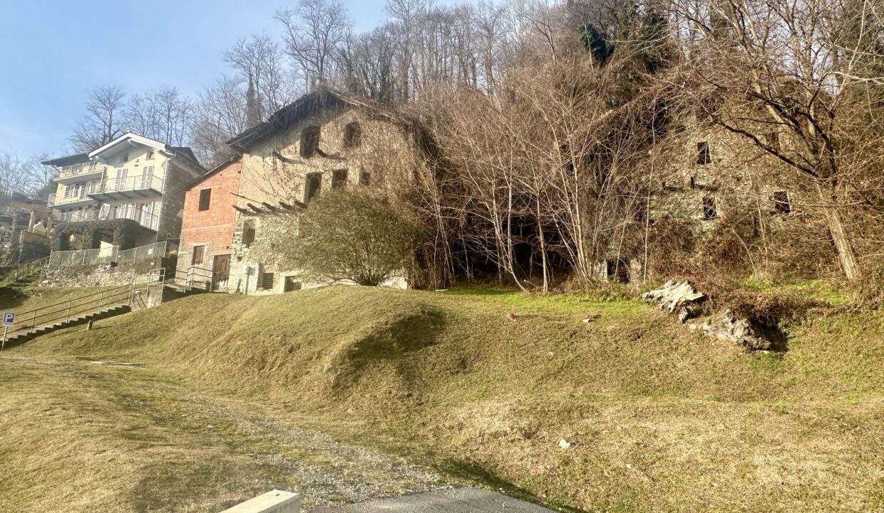 Rustici Indipendenti Gravedona ed Uniti con Terreno