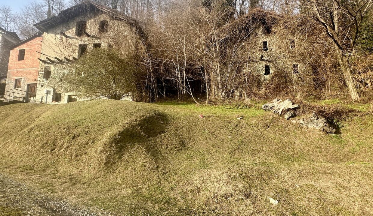 Rustici Indipendenti Gravedona ed Uniti con Terreno