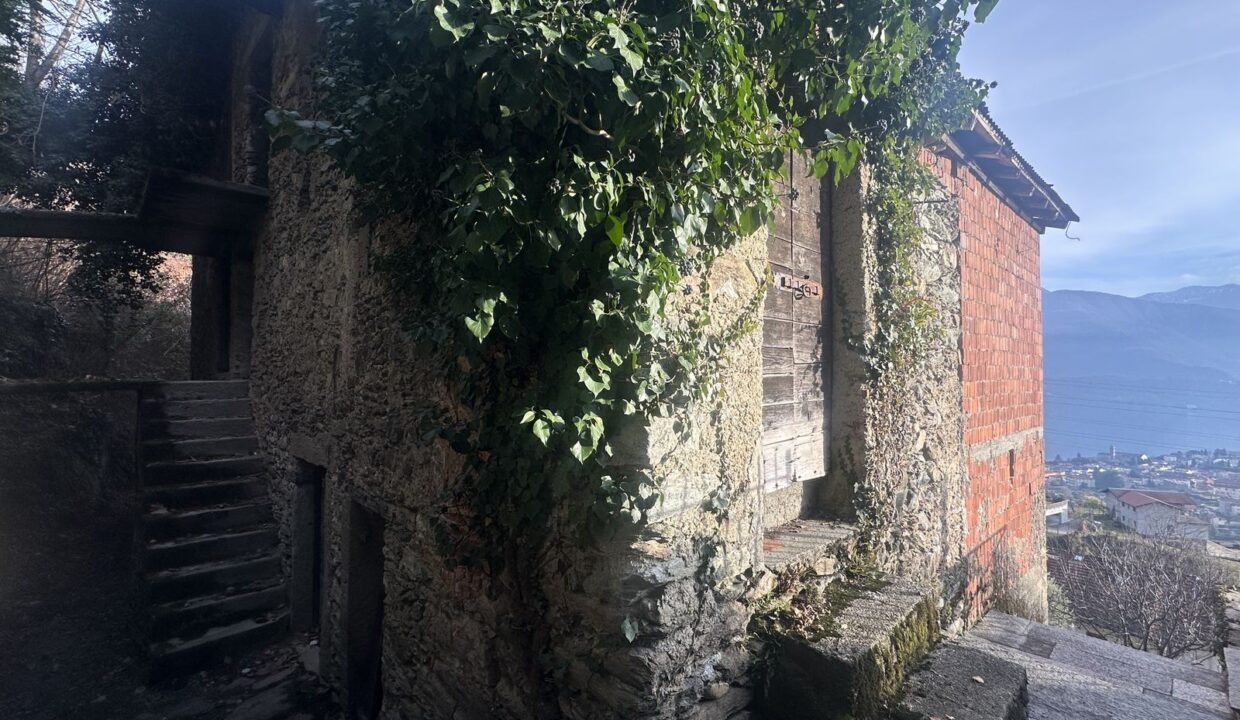 Rustici Indipendenti Gravedona ed Uniti con Terreno