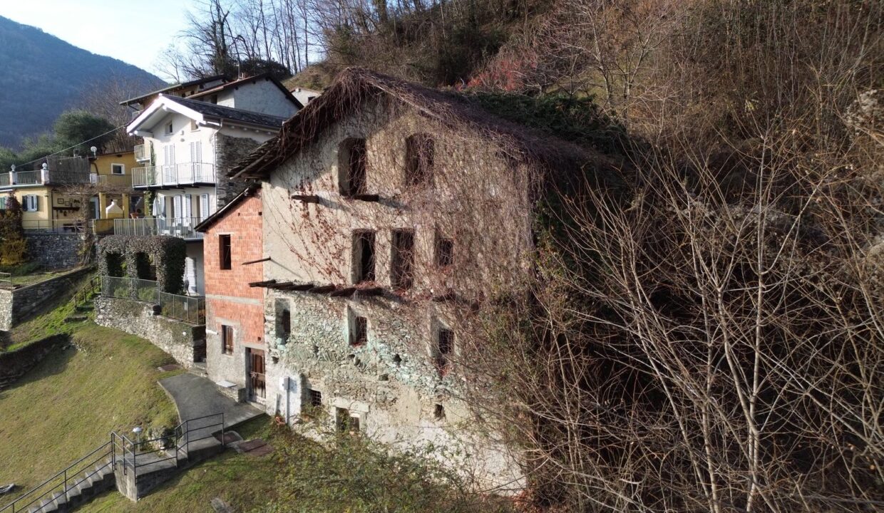 Rustici Indipendenti Gravedona ed Uniti con Terreno
