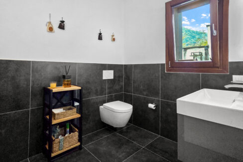 Argegno Villa con Scorcio Lago 19
