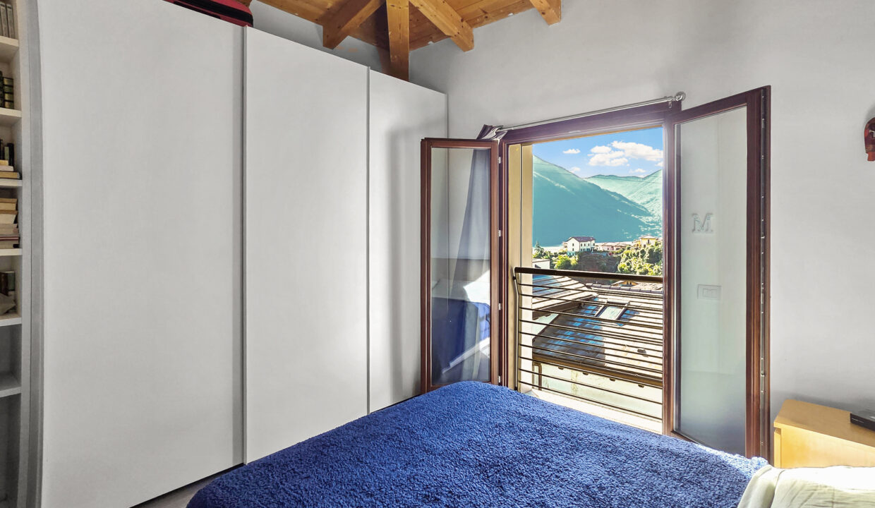 Argegno Villa con Scorcio Lago 23