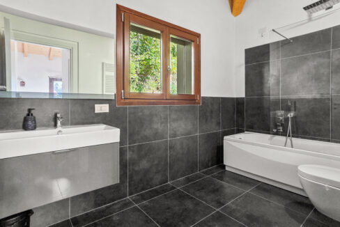 Argegno Villa con Scorcio Lago 24