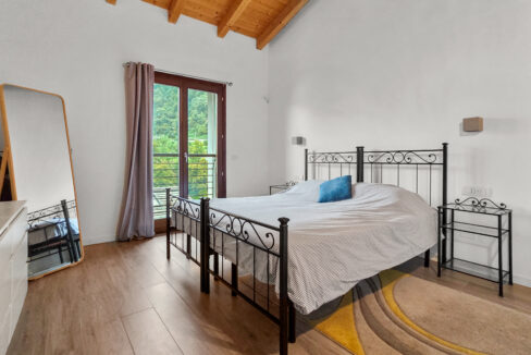 Argegno Villa con Scorcio Lago 25