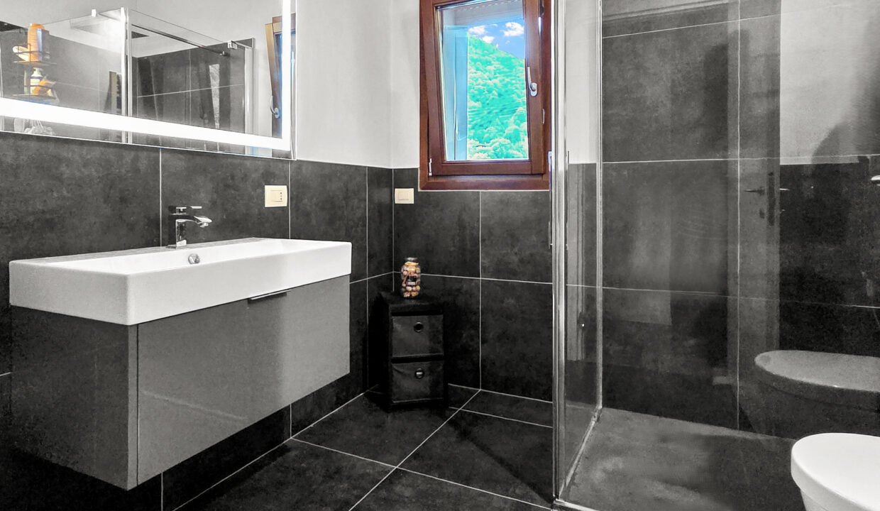 Argegno Villa con Scorcio Lago 29