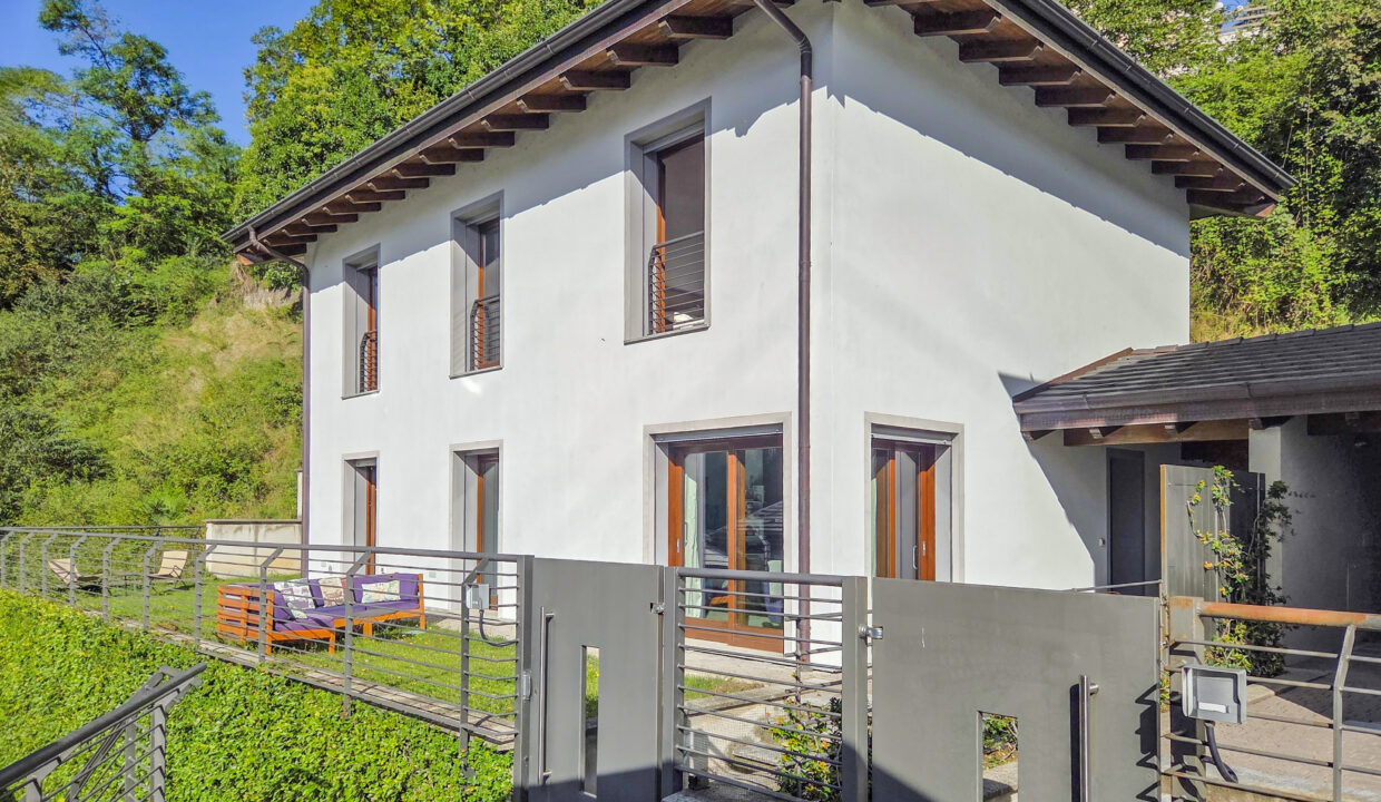 Argegno Villa con Scorcio Lago 7