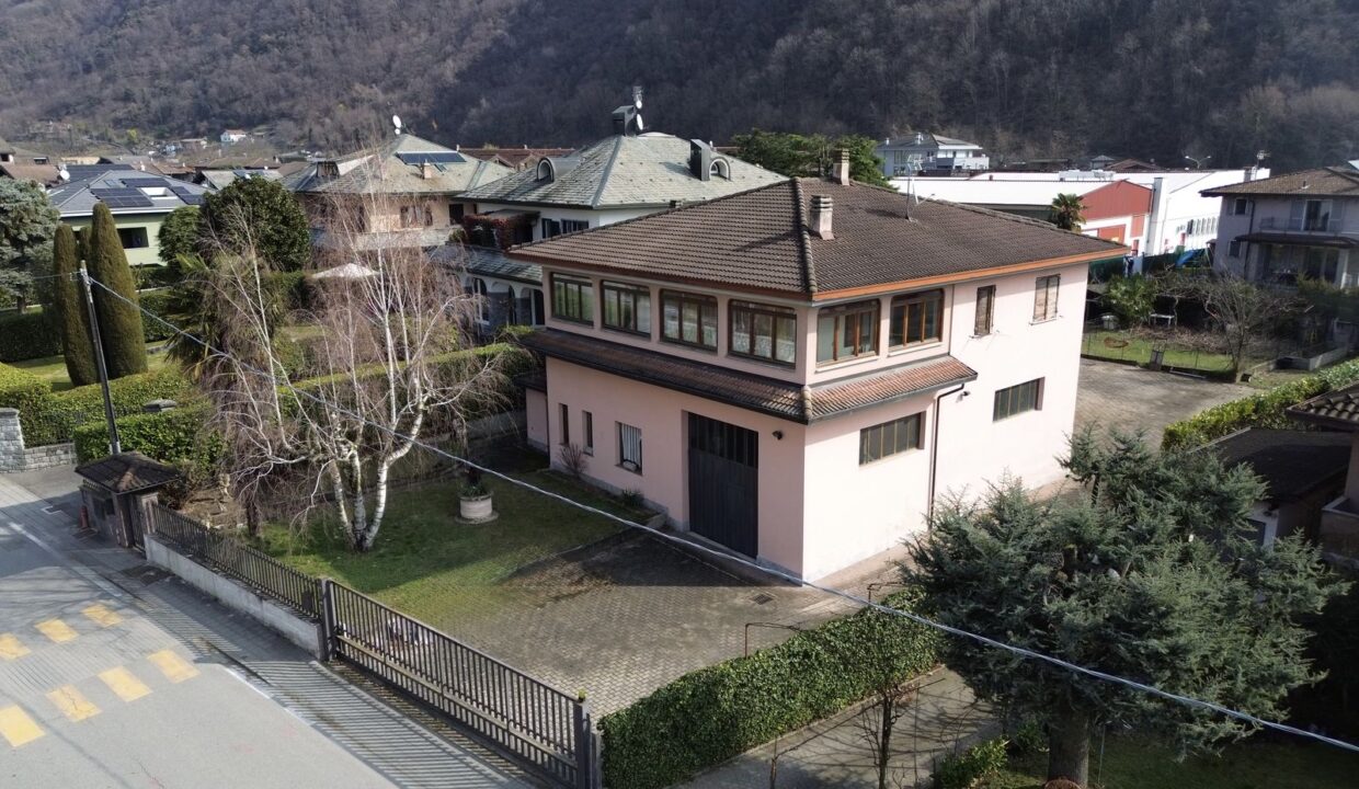 Dubino Casa indipendente con Officina e Abitazione