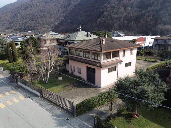 Dubino Casa indipendente con Officina e Abitazione
