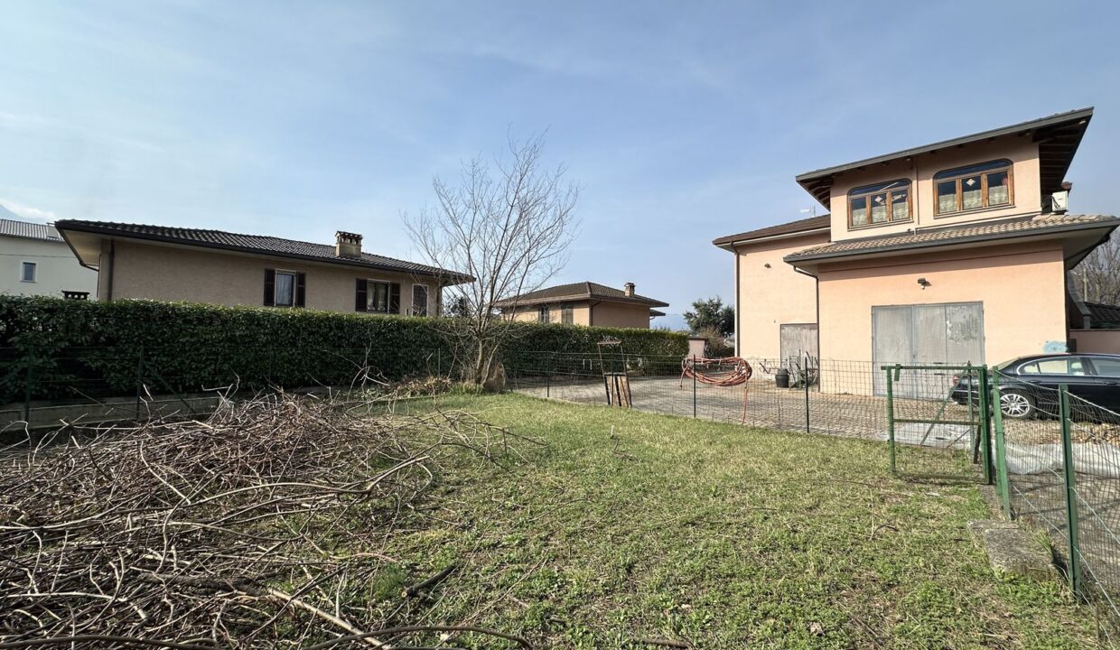 Dubino Casa indipendente con Officina e Abitazione