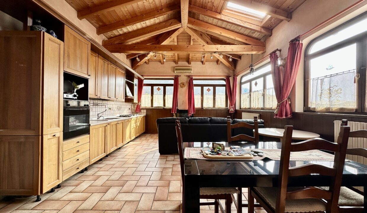 Dubino Casa indipendente con Officina e Abitazione