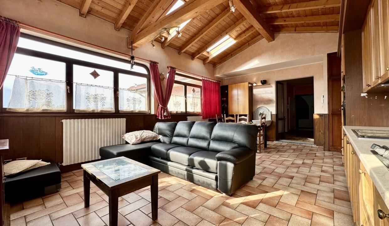 Dubino Casa indipendente con Officina e Abitazione