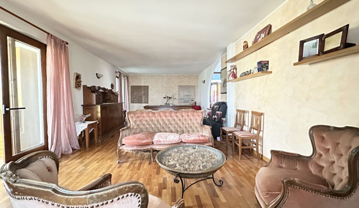 Dubino Casa indipendente con Officina e Abitazione