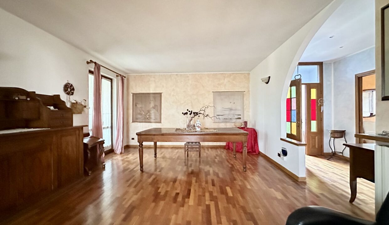 Dubino Casa indipendente con Officina e Abitazione