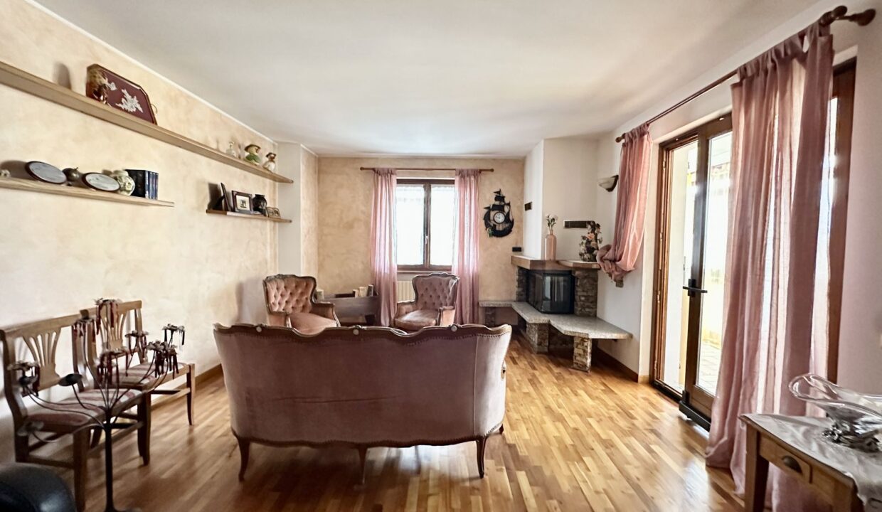 Dubino Casa indipendente con Officina e Abitazione