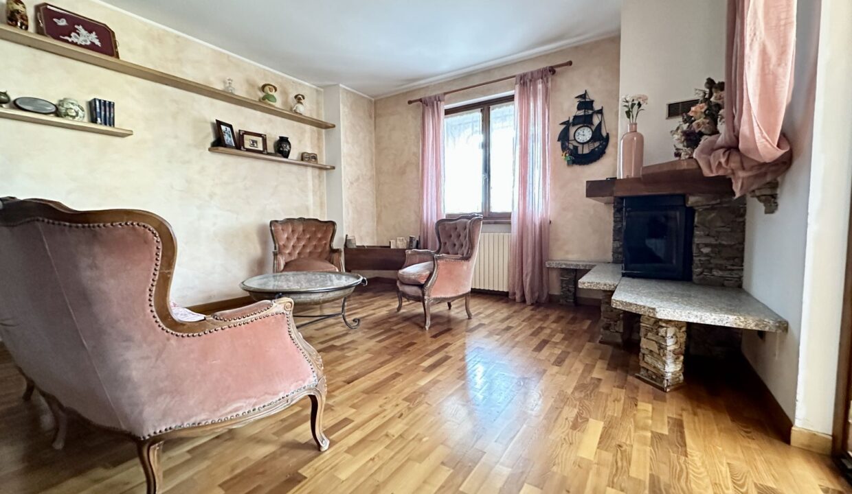 Dubino Casa indipendente con Officina e Abitazione