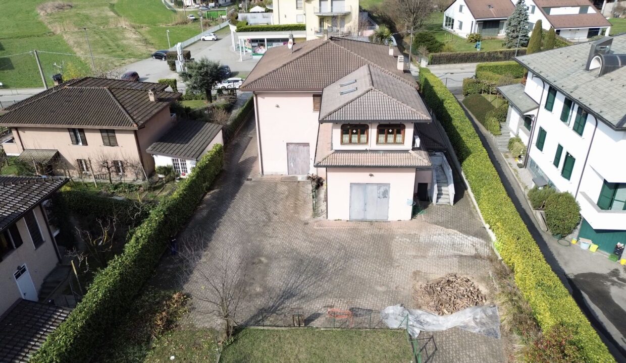 Dubino Casa indipendente con Officina e Abitazione