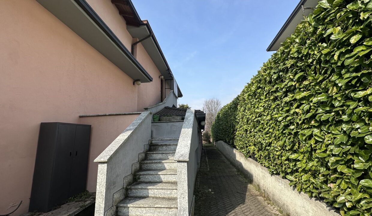 Dubino Casa indipendente con Officina e Abitazione
