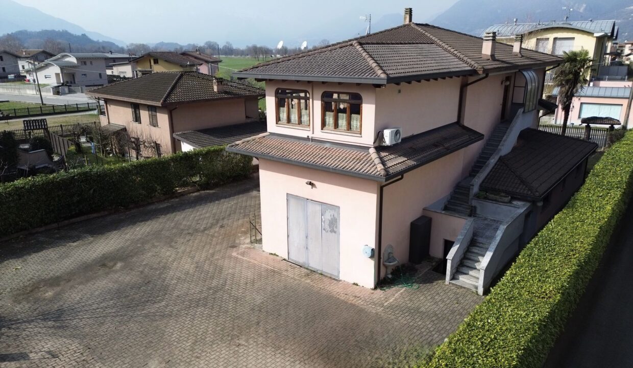 Dubino Casa indipendente con Officina e Abitazione