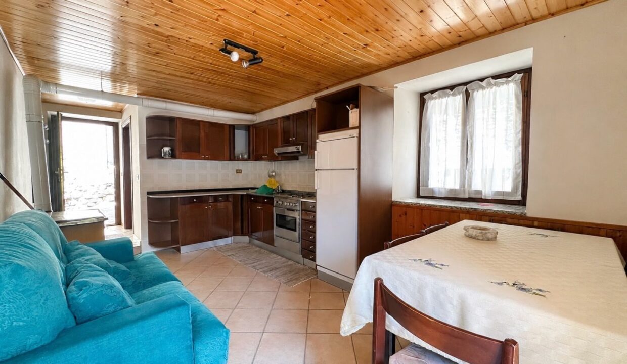 Valtellina Caratteristica Casa in Pietra nel Borgo Storico di Cino