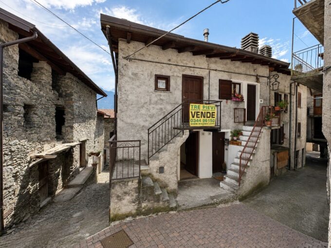 Valtellina Caratteristica Casa in Pietra nel Borgo Storico di Cino