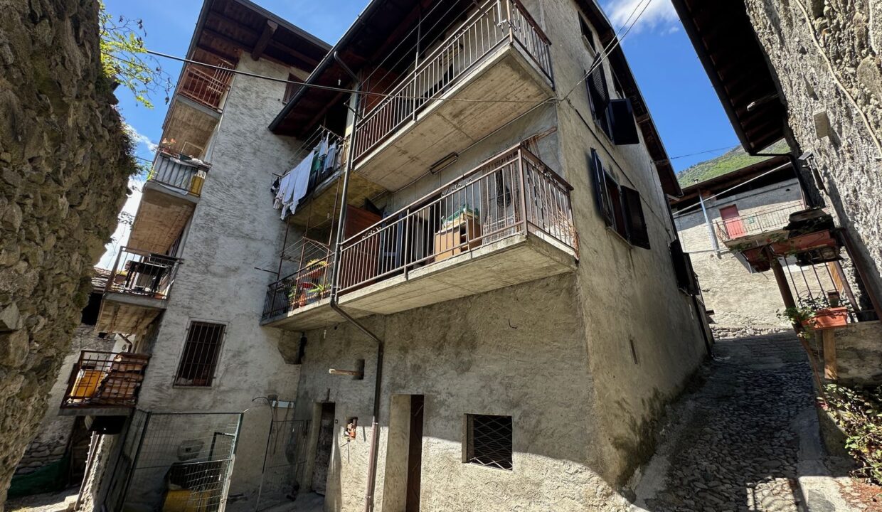 Valtellina Caratteristica Casa in Pietra nel Borgo Storico di Cino