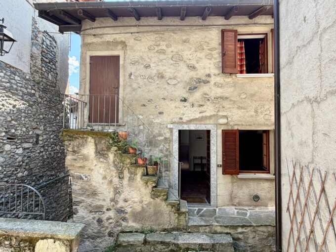 Casa con Balcone Vercana Lago di Como