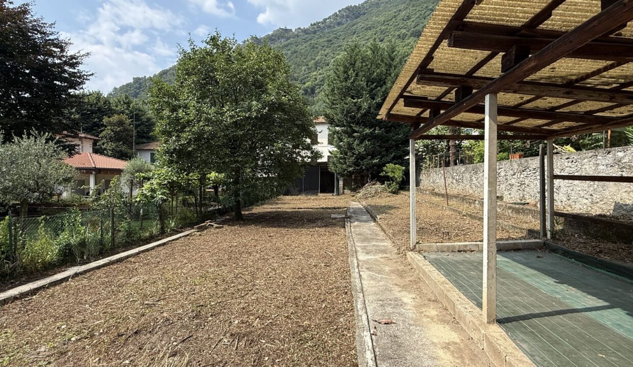 Casa Indipendente Dongo con Giardino