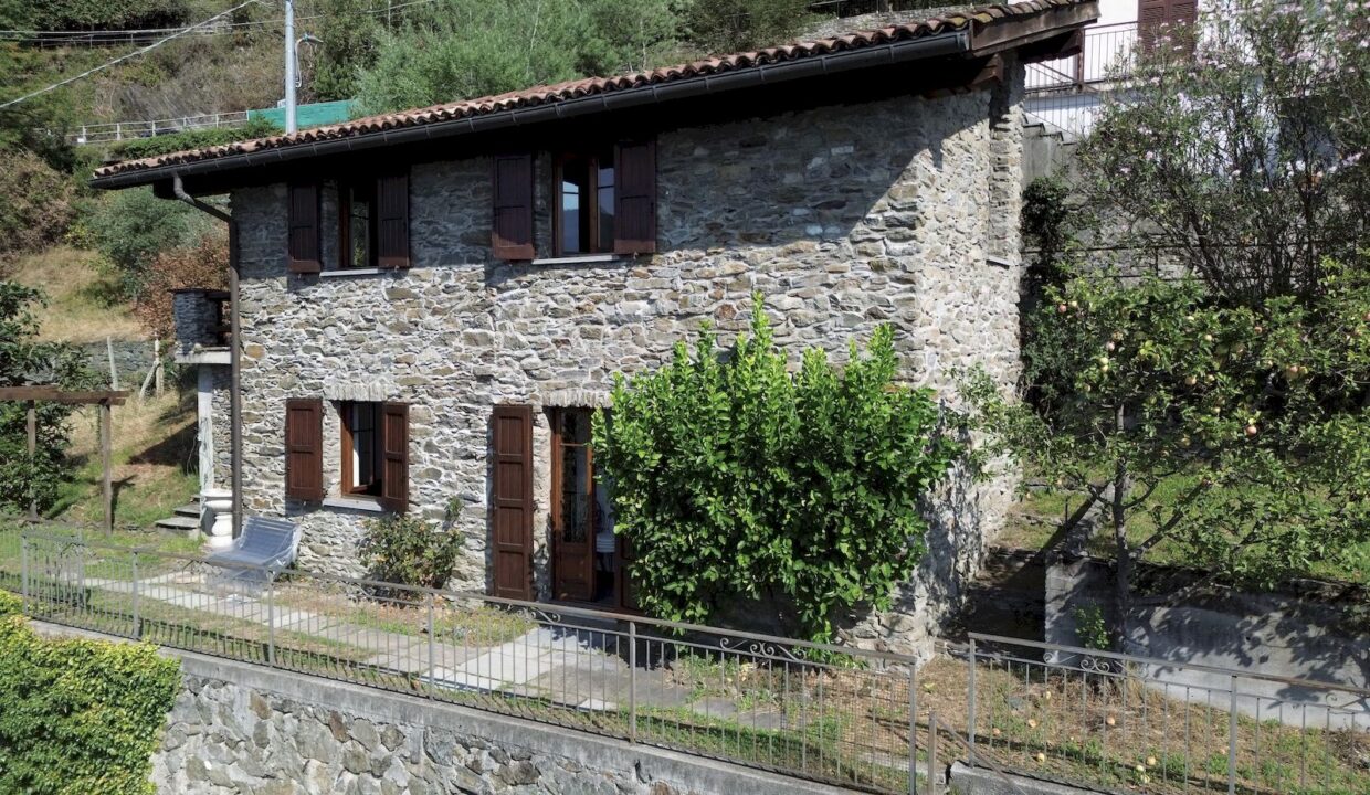 Rustico Indipendente con Giardino e Vista Lago San Siro