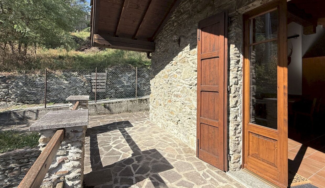 Rustico Indipendente con Giardino e Vista Lago San Siro