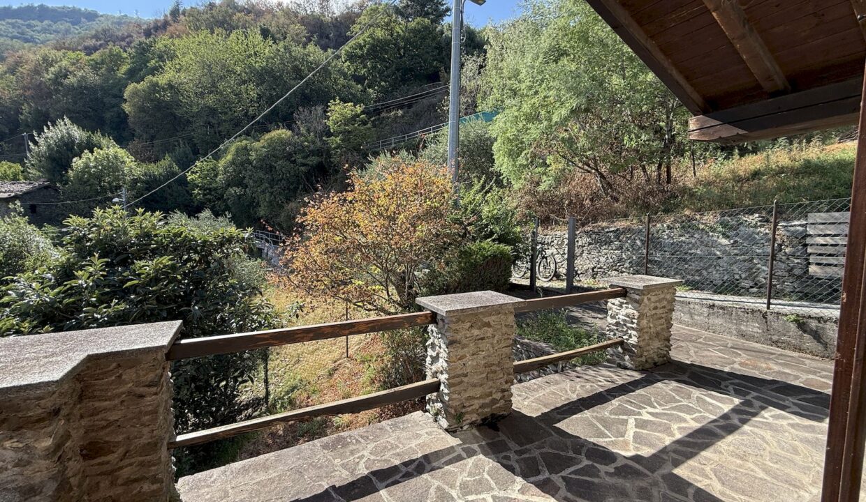 Rustico Indipendente con Giardino e Vista Lago San Siro