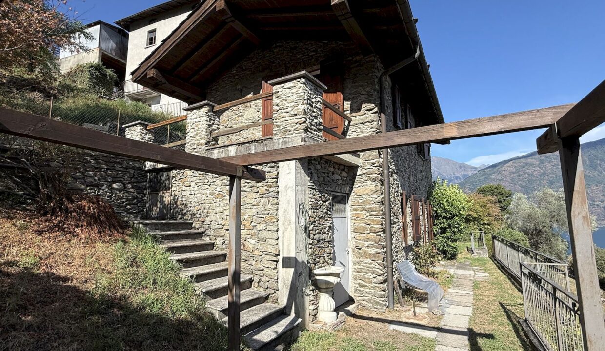 Rustico Indipendente con Giardino e Vista Lago San Siro