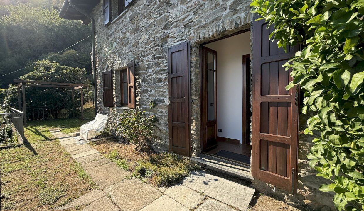 Rustico Indipendente con Giardino e Vista Lago San Siro