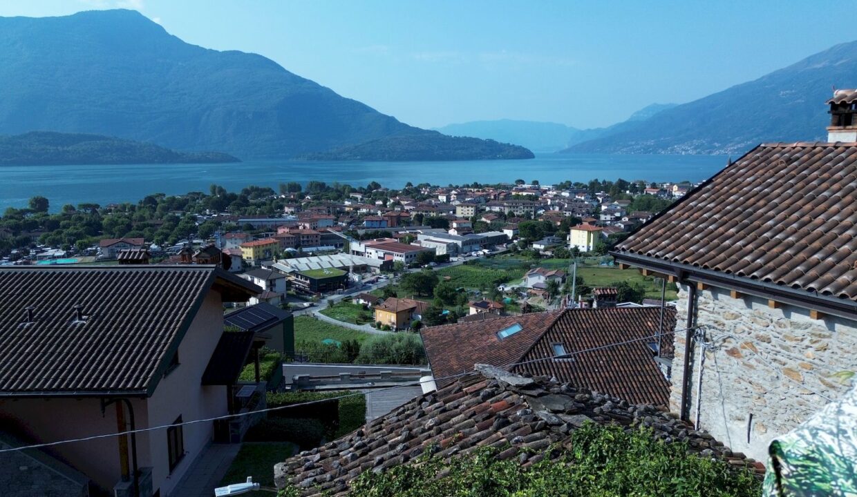 Lago di Como – Domaso | Rustico in pietra da ristrutturare con spettacolare vista lago – € 220.000