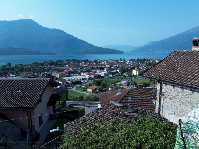 Lago di Como – Domaso | Rustico in pietra da ristrutturare con spettacolare vista lago – € 220.000