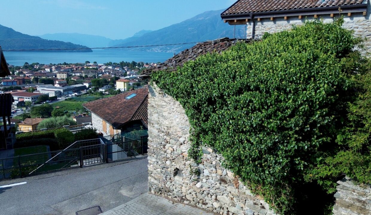 Lago di Como – Domaso | Rustico in pietra da ristrutturare con spettacolare vista lago – € 220.000