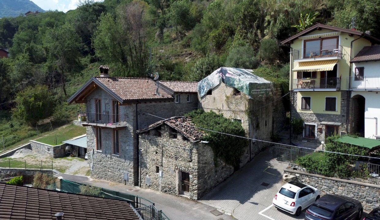 Lago di Como – Domaso | Rustico in pietra da ristrutturare con spettacolare vista lago – € 220.000