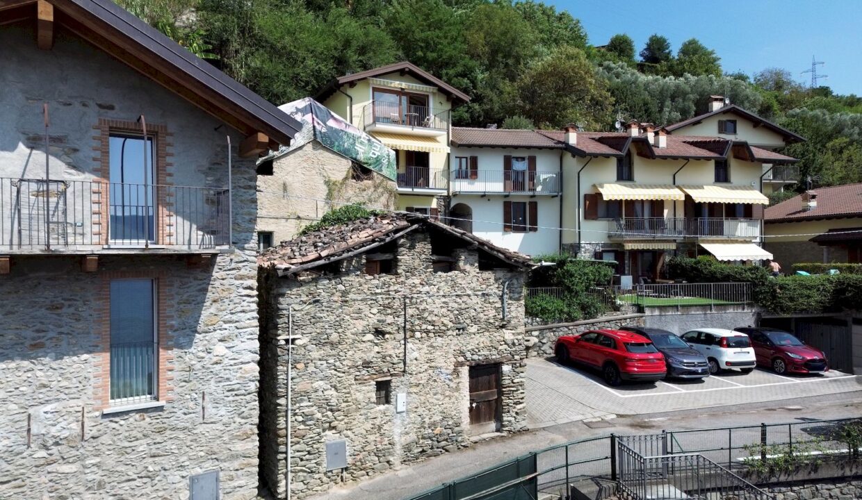 Lago di Como – Domaso | Rustico in pietra da ristrutturare con spettacolare vista lago – € 220.000