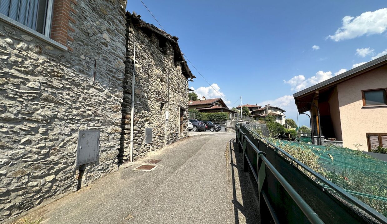 Lago di Como – Domaso | Rustico in pietra da ristrutturare con spettacolare vista lago – € 220.000