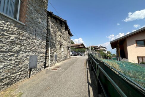 Lago di Como – Domaso | Rustico in pietra da ristrutturare con spettacolare vista lago – € 220.000