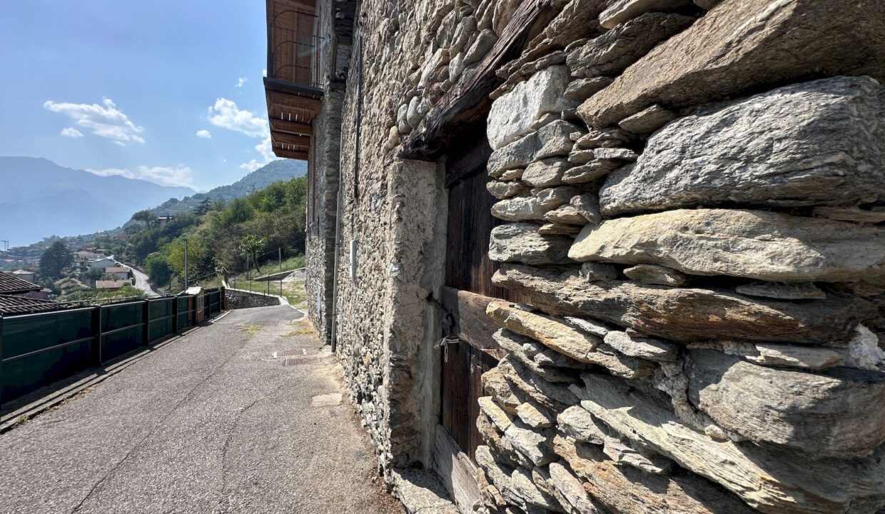 Lago di Como – Domaso | Rustico in pietra da ristrutturare con spettacolare vista lago – € 220.000