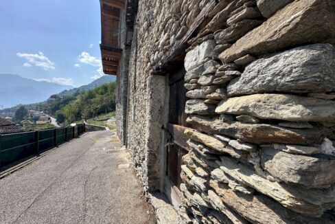 Lago di Como – Domaso | Rustico in pietra da ristrutturare con spettacolare vista lago – € 220.000