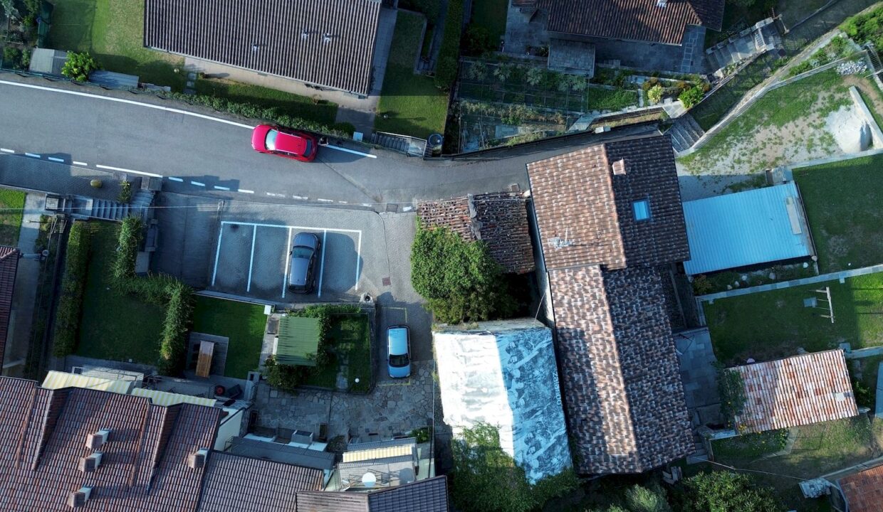 Lago di Como – Domaso | Rustico in pietra da ristrutturare con spettacolare vista lago – € 220.000