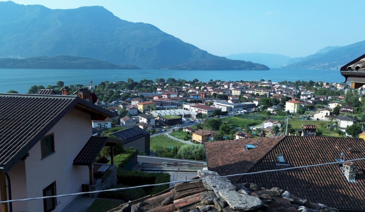 Lago di Como – Domaso | Rustico in pietra da ristrutturare con spettacolare vista lago – € 220.000