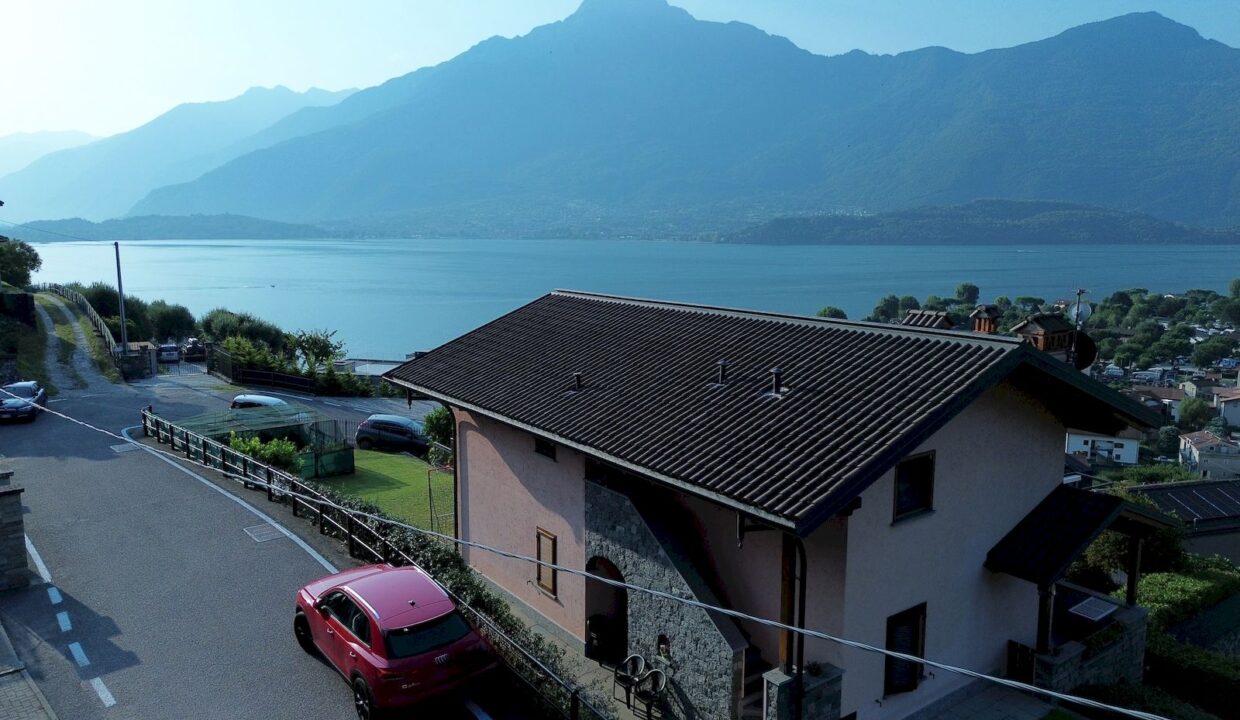 Lago di Como – Domaso | Rustico in pietra da ristrutturare con spettacolare vista lago – € 220.000
