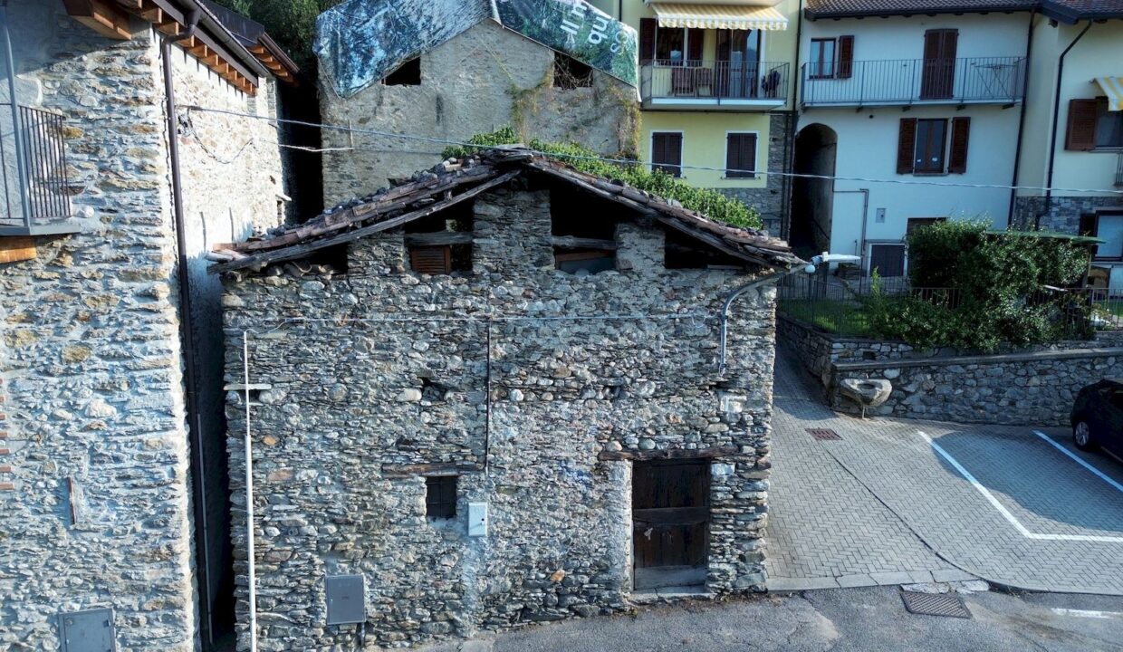 Lago di Como – Domaso | Rustico in pietra da ristrutturare con spettacolare vista lago – € 220.000